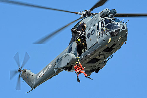 Hélitreuillage avec un hélicoptère SA330 Puma de l'Armée de l'Air