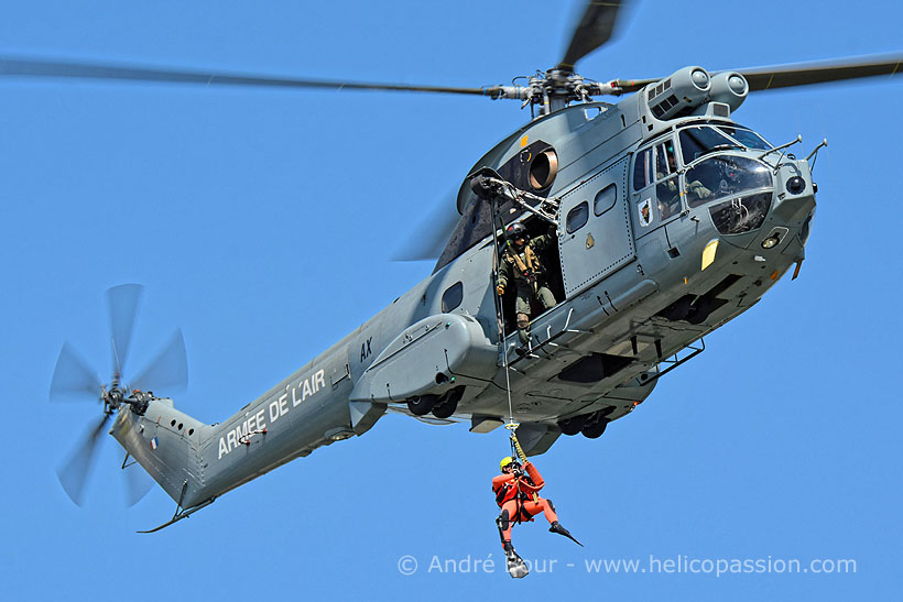 Hélitreuillage avec un hélicoptère SA330 Puma de l'Armée de l'Air