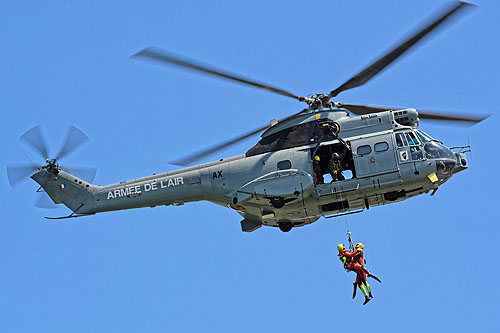 Hélitreuillage avec un hélicoptère SA330 Puma de l'Armée de l'Air