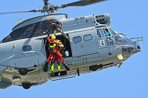 Hélitreuillage avec un hélicoptère SA330 Puma de l'Armée de l'Air