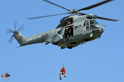 Hélitreuillage avec un hélicoptère SA330 Puma de l'Armée de l'Air