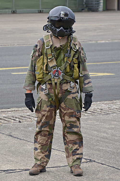 Mitrailleur de porte (door-gunner) à bord d'un hélicoptère NH90 Caïman de l'Armée de Terre (ALAT)