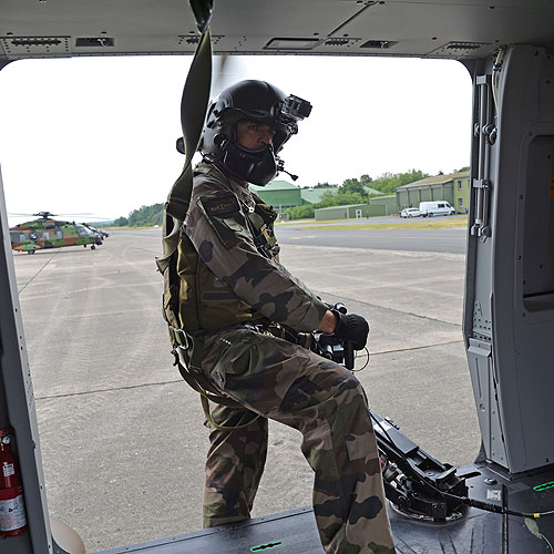 Mitrailleur de porte (door-gunner) à bord d'un hélicoptère NH90 Caïman de l'Armée de Terre (ALAT)