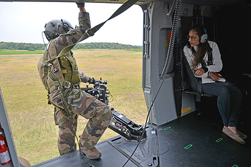 Mitrailleur de porte (door-gunner) à bord d'un hélicoptère NH90 Caïman de l'Armée de Terre (ALAT)