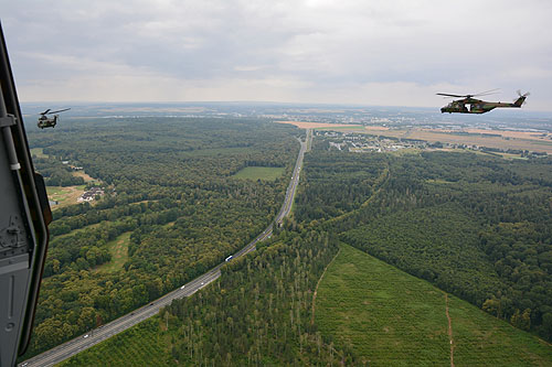 Hélicoptères de l'Armée de Terre (ALAT) au-dessus de l'Ile de France