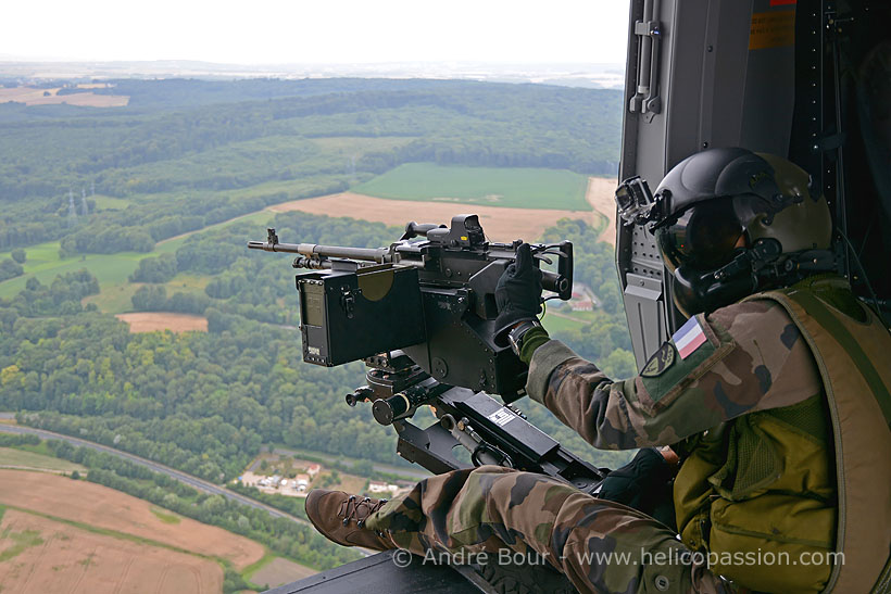 Mitrailleur de porte (door-gunner) à bord d'un hélicoptère NH90 Caïman de l'Armée de Terre (ALAT)