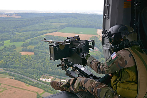 Mitrailleur de porte (door-gunner) à bord d'un hélicoptère NH90 Caïman de l'Armée de Terre (ALAT)