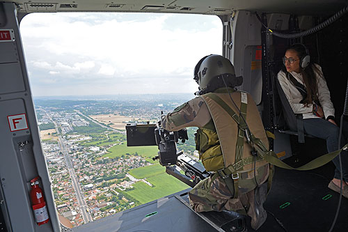 Mitrailleur de porte (door-gunner) à bord d'un hélicoptère NH90 Caïman de l'Armée de Terre (ALAT)