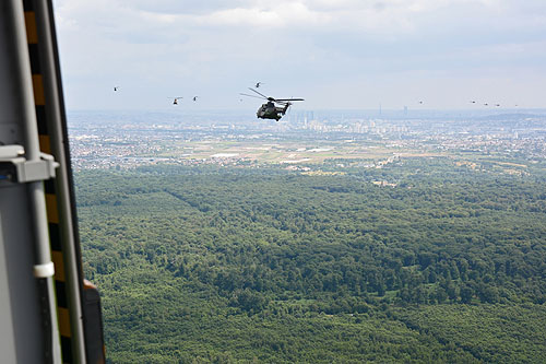 Hélicoptères de l'Armée de Terre (ALAT) au-dessus de l'Ile de France