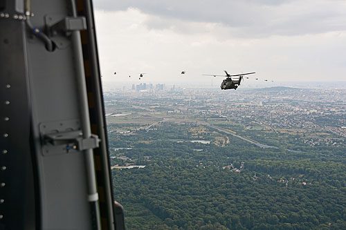 Hélicoptères de l'Armée de Terre (ALAT) au-dessus de l'Ile de France