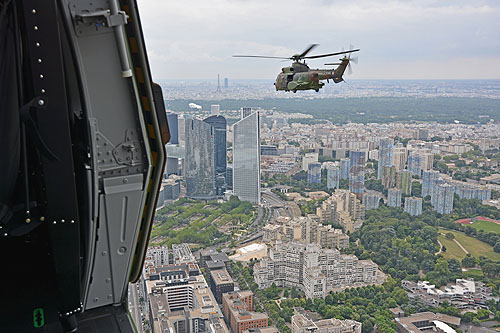 Hélicoptères de l'Armée de Terre (ALAT) au-dessus de Paris