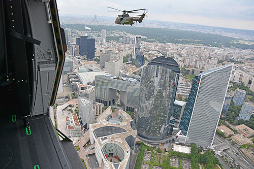 Hélicoptères de l'Armée de Terre (ALAT) au-dessus de Paris