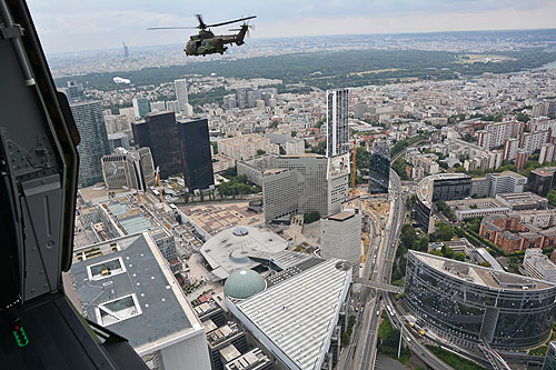 Hélicoptères de l'Armée de Terre (ALAT) au-dessus de Paris