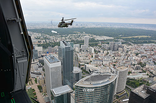 Hélicoptères de l'Armée de Terre (ALAT) au-dessus de Paris