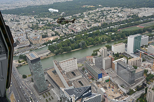 Hélicoptères de l'Armée de Terre (ALAT) au-dessus de Paris