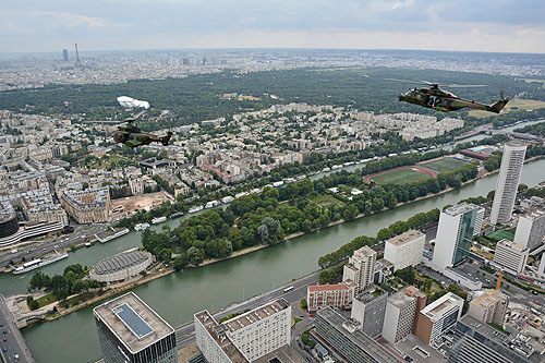 Hélicoptères de l'Armée de Terre (ALAT) au-dessus de Paris