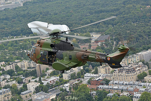 Hélicoptères de l'Armée de Terre (ALAT) au-dessus de Paris