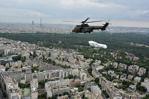 Hélicoptères de l'Armée de Terre (ALAT) au-dessus de Paris