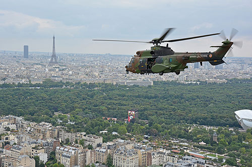 Hélicoptères de l'Armée de Terre (ALAT) au-dessus de Paris