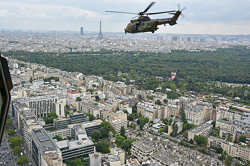 Hélicoptères de l'Armée de Terre (ALAT) au-dessus de Paris