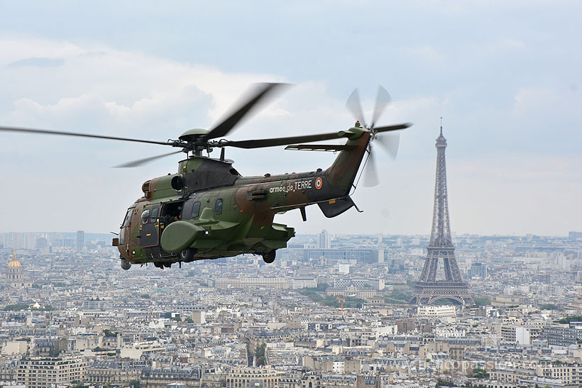 Hélicoptères de l'Armée de Terre (ALAT) au-dessus de Paris