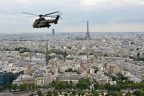 Hélicoptères de l'Armée de Terre (ALAT) au-dessus de Paris