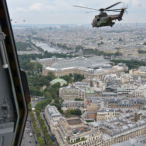 Hélicoptères de l'Armée de Terre (ALAT) au-dessus de Paris