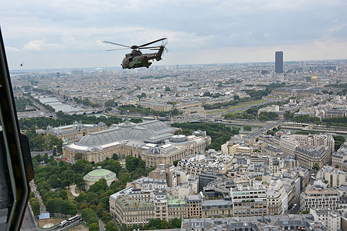 Hélicoptères de l'Armée de Terre (ALAT) au-dessus de Paris