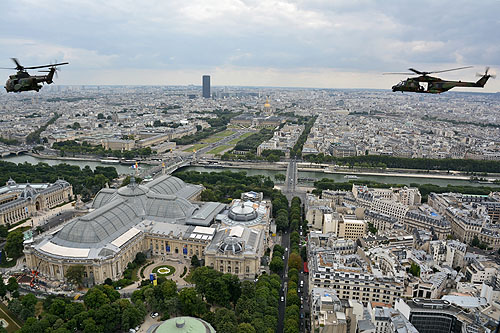 Hélicoptères de l'Armée de Terre (ALAT) au-dessus de Paris