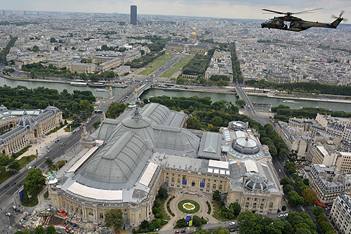 Hélicoptères de l'Armée de Terre (ALAT) au-dessus de Paris