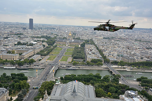 Hélicoptères de l'Armée de Terre (ALAT) au-dessus de Paris