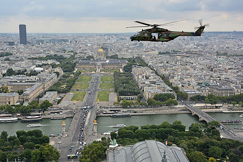 Hélicoptères de l'Armée de Terre (ALAT) au-dessus de Paris