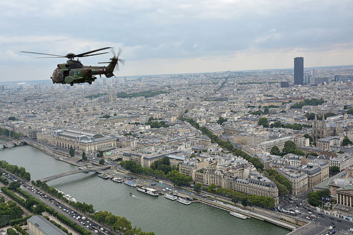 Hélicoptères de l'Armée de Terre (ALAT) au-dessus de Paris