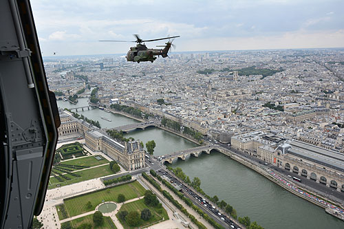 Hélicoptères de l'Armée de Terre (ALAT) au-dessus de Paris