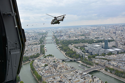 Hélicoptères de l'Armée de Terre (ALAT) au-dessus de Paris