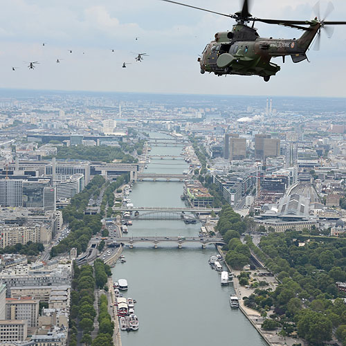 Hélicoptères de l'Armée de Terre (ALAT) au-dessus de Paris