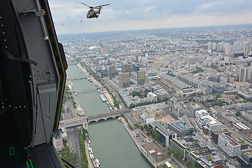 Hélicoptères de l'Armée de Terre (ALAT) au-dessus de Paris