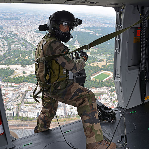 Mitrailleur de porte (door-gunner) à bord d'un hélicoptère NH90 Caïman de l'Armée de Terre (ALAT)