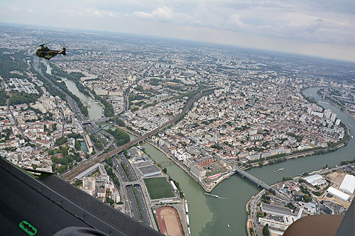 Hélicoptères de l'Armée de Terre (ALAT) au-dessus de Paris