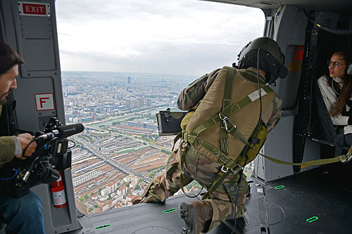 Mitrailleur de porte (door-gunner) à bord d'un hélicoptère NH90 Caïman de l'Armée de Terre (ALAT)