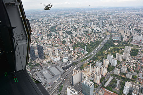 Hélicoptères de l'Armée de Terre (ALAT) au-dessus de Paris