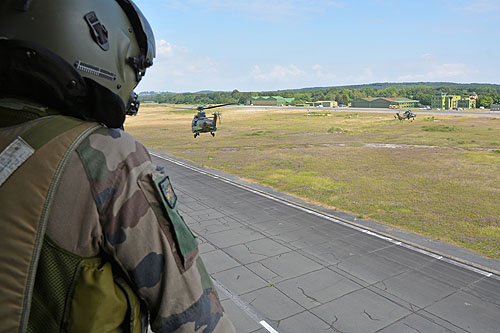 Mitrailleur de porte (door-gunner) à bord d'un hélicoptère NH90 Caïman de l'Armée de Terre (ALAT)