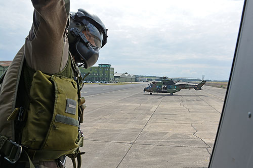 Mitrailleur de porte (door-gunner) à bord d'un hélicoptère NH90 Caïman de l'Armée de Terre (ALAT)