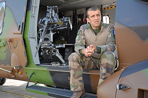 Mitrailleur de porte (door-gunner) à bord d'un hélicoptère NH90 Caïman de l'Armée de Terre (ALAT)