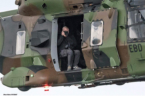 André Bour à bord d'un hélicoptère NH90 Caïman de l'Armée de Terre (ALAT)