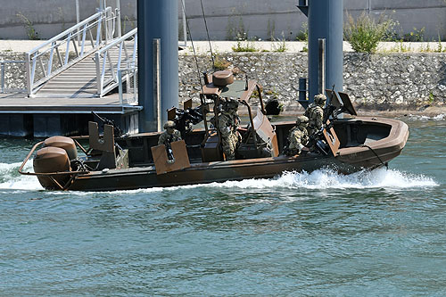 Insertion de commandos par le fleuve