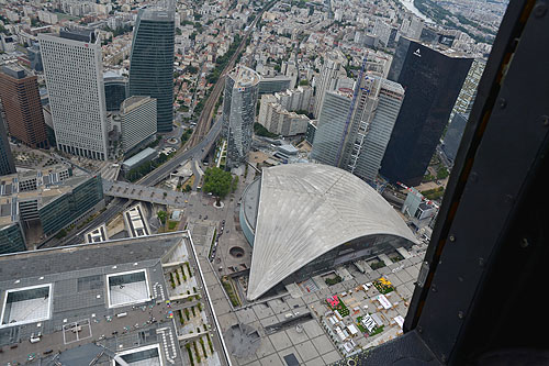 Au-dessus de la Grande Arche de La Défense