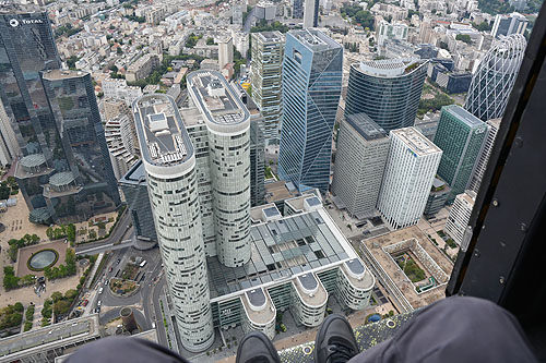 Au-dessus des tours de la Défense