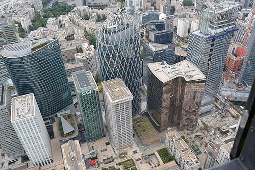 Au-dessus des tours de la Défense