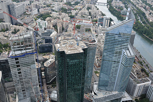 Au-dessus des tours de la Défense